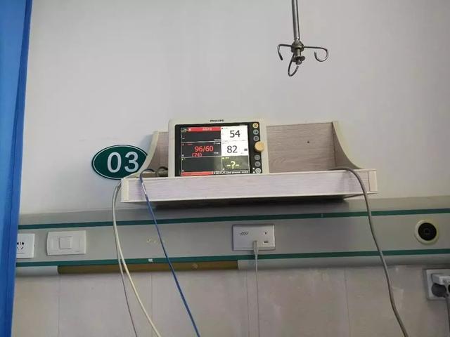 为了省钱救弟弟，姐姐吃5年糟辣椒拌饭，饿得只剩43斤