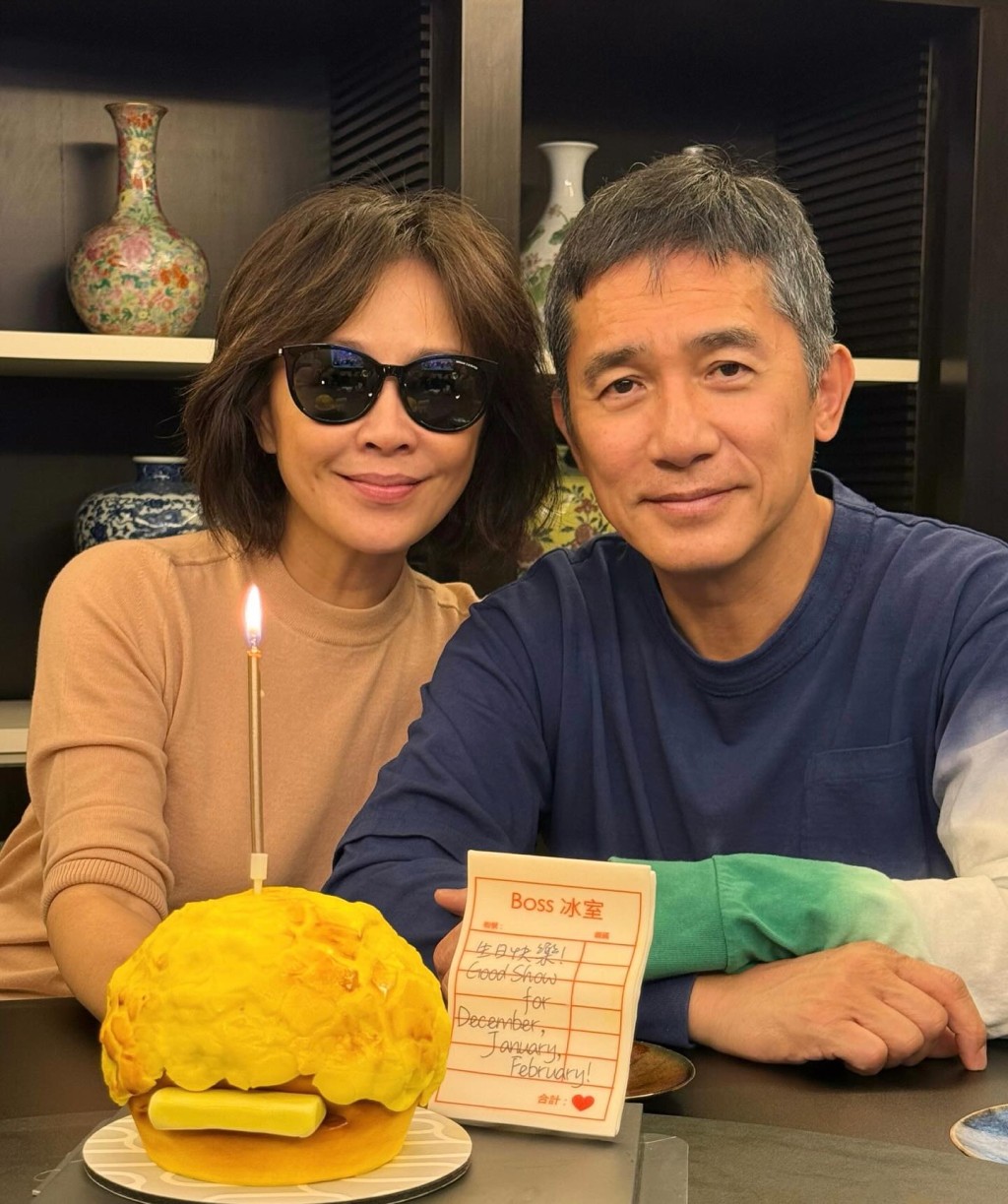 刘嘉玲今日（9日）在IG分享与老公梁朝伟庆生的合照，并写道：“简单、快乐”简单的四字，尽显二人的爱尽在不言中。