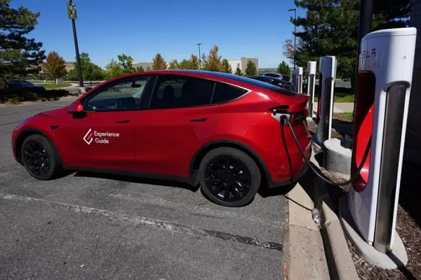 缩略图 | Tesla召回超过37.5万辆车，或有车祸风险！
