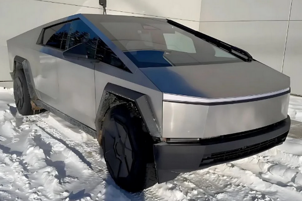 缩略图 | 加拿大小伙花$17万买Cybertruck，第二天零下18℃就被冻死机！
