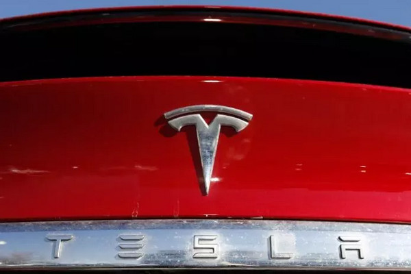 缩略图 | Tesla全球召回超180万辆汽车，因引擎盖无法锁牢！