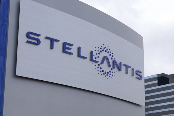 缩略图 | 汽车巨头Stellantis关闭安省生产线转至美国，恐成加拿大汽车业倒塌的第一块骨牌！