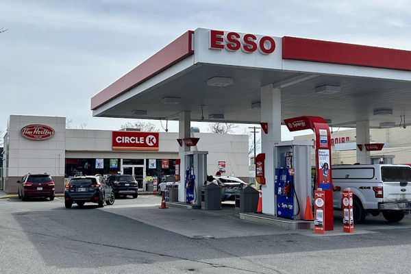 缩略图 | 这家Esso加油站"掺水"，18辆车抛锚！老板经营8年，自称无辜！