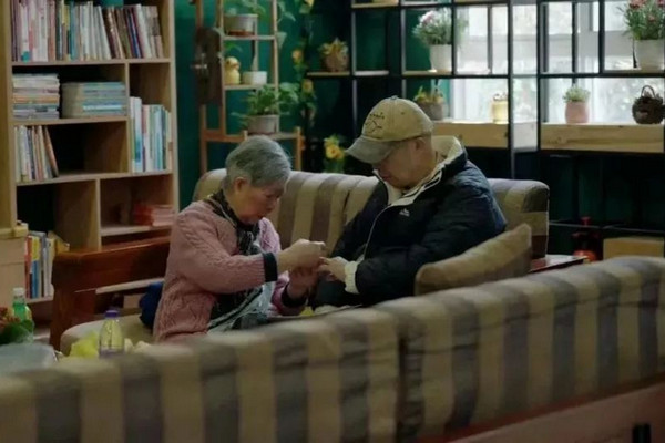 缩略图 | 爸妈在直播间买的假货，退都退不完！