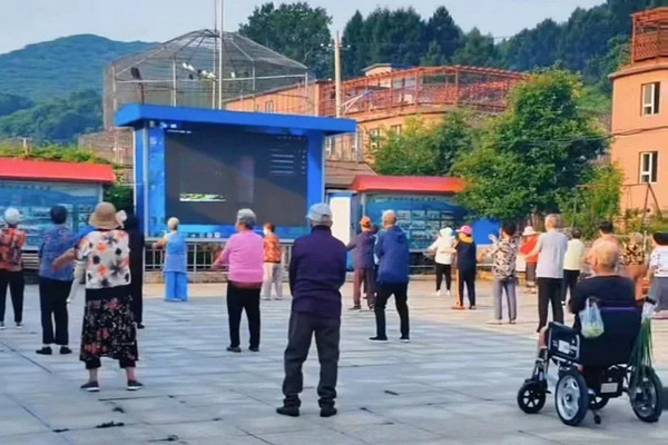 缩略图 | 38岁女子放弃北漂，住进养老院：每月2千，包水电三餐！