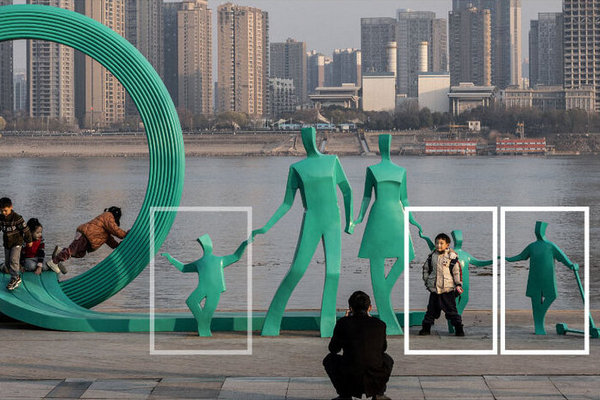 缩略图 | 中国生育口号：“只生一个好”到“三胎更比二胎强”