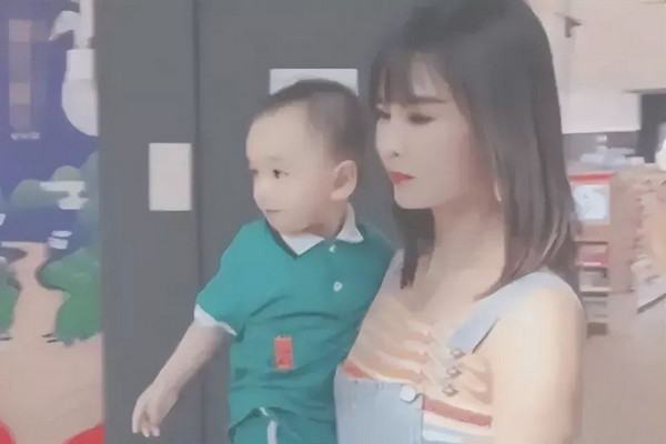 缩略图 | “最年轻姥姥”走红，抱外孙出门像母子！