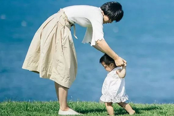 缩略图 | 独自养娃的单亲妈妈们，最需要的不是男人