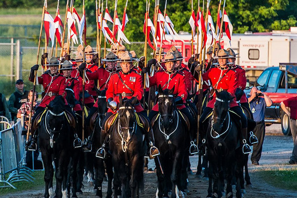 缩略图 | 加拿大皇家骑警音乐骑射和降旗仪式：真正独特的加拿大体验，不容错过！