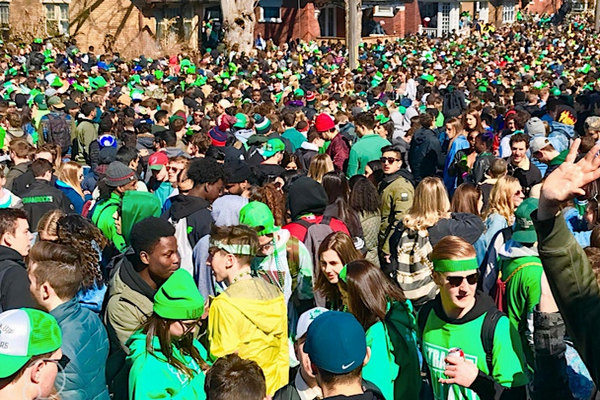 缩略图 | St. Patrick 快乐鱼节日狂欢派对：渥太华大学、卡尔顿大学和阿冈昆学院最大的狂欢活动