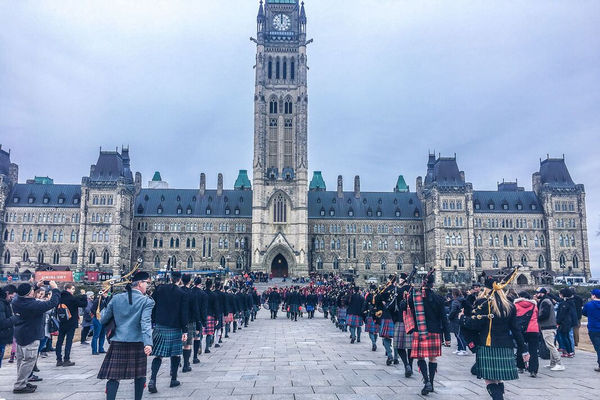 缩略图 | 2024年加拿大格纹日 (National Tartan Day)：穿上你的格子呢，来参加这场盛大表演和游行吧！