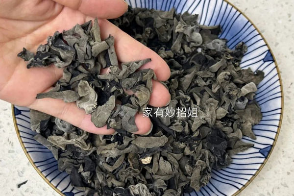 缩略图 | 泡木耳只加水就错了，大厨教我1个方法，5分钟就泡开，Q弹无硬心！