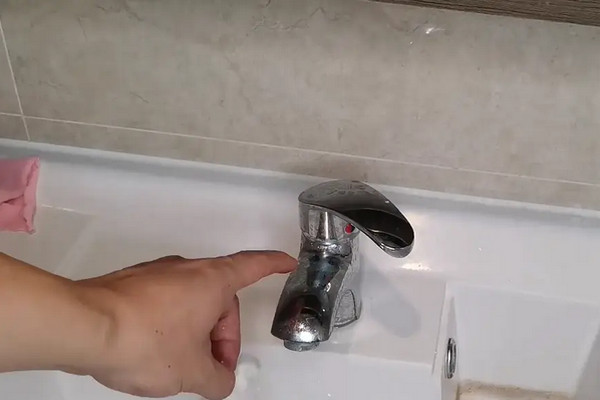 缩略图 | 不锈钢水龙头水垢难擦干净，教你个清洁妙招，轻轻一擦焕然一新！