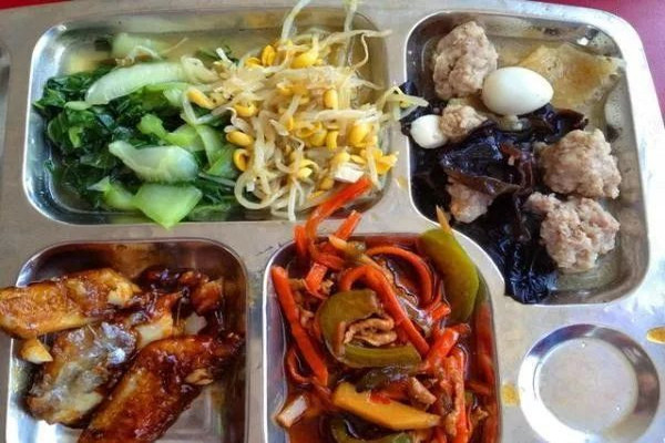 缩略图 | 世界各国学校食堂都吃啥？加拿大华人妈妈看不下去了！