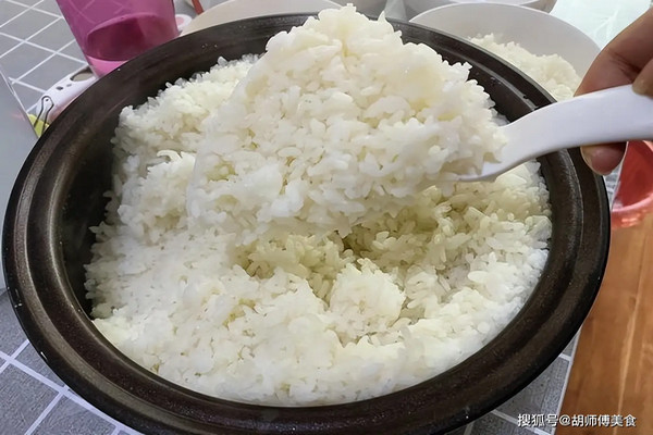 缩略图 | 煮米饭，只加水是外行！水中多加2样，米饭又香又软，粒粒分明！