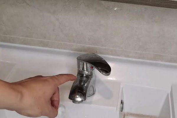 缩略图 | 水龙头、花洒的水垢洗不掉？滴几滴这个，轻轻一擦，瞬间光洁如新！