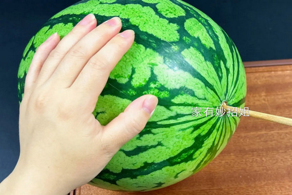 缩略图 | 好神奇，把一根筷子插西瓜里，作用这么厉害，解决大烦恼了！