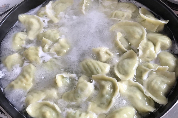 缩略图 | 煮饺子时：“点水”和“不加水”有啥区别？差别很大！
