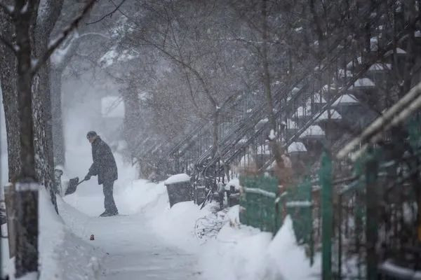 缩略图 | 谁该清理门前的雪，房东还是租客？法律是这样规定的！