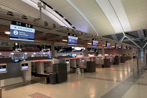 缩略图 | 加拿大护照贴签或将淘汰，手机就能过关！