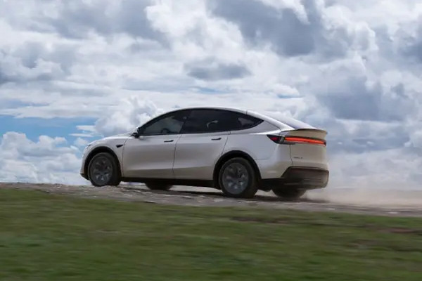 缩略图 | 特斯拉股价涨超3%，创下2025年内新高，逼近历史高点！