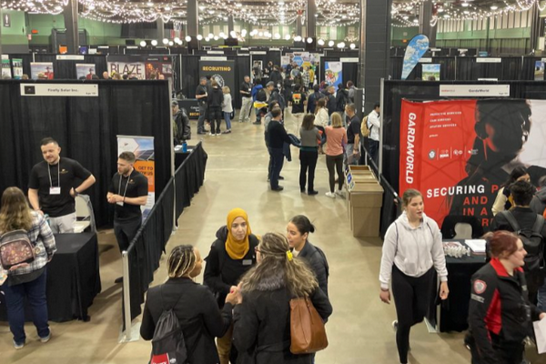 缩略图 | 太残酷！加拿大毕业生投100份简历0面试，餐馆工都找不到！