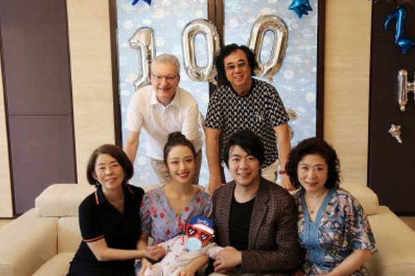 缩略图 | 郎朗晒全家福庆祝儿子出生百日，吉娜身材纤细产后状态好
