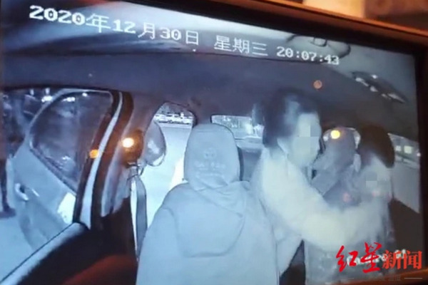缩略图 | 的哥被女乘客强吻：她多给15元精神损失费，太少了