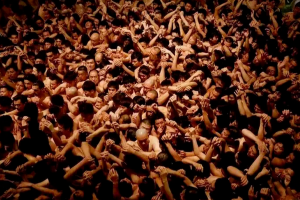 缩略图 | 【视频】日本万人参加裸祭仪式，激烈争夺致3人重伤昏迷！