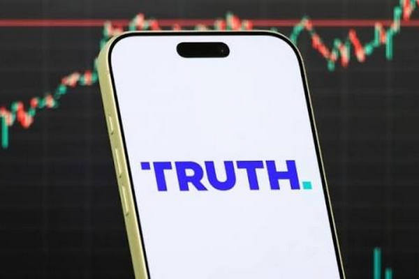 缩略图 | “付费抢先看帖”惹争议：特朗普社媒平台流量下跌，亏损超2亿美元！