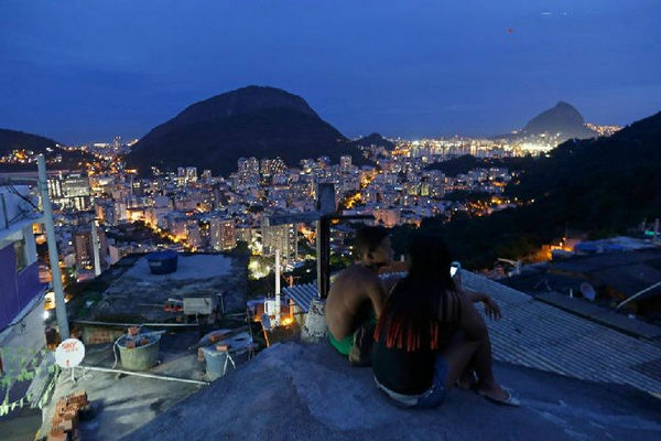 缩略图 | 世界上最“大方”的养老金制度为何濒临崩溃？