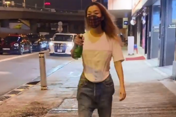 缩略图 | 郑秀文深夜现身街头，手拿酒瓶走路踉跄，状态惹人担忧