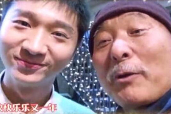 缩略图 | 陈佩斯与儿子同框拜年，网友:基因力量太强大了