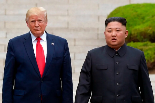 缩略图 | 川普突晒与金正恩合照，强调“相处非常融洽”