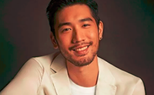 缩略图 | 泪崩! 高以翔回家 遗照曝光 粉丝追赶灵车，女友全程陪同 与妈妈抱头痛哭 悲恸欲绝！