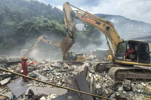 缩略图 | 重庆彭水县山体崩塌，已致8死34失联！