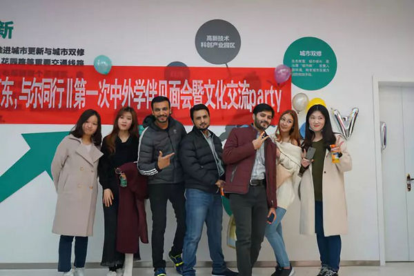 缩略图 | 1个留学生配3个异性学伴？山东大学回应