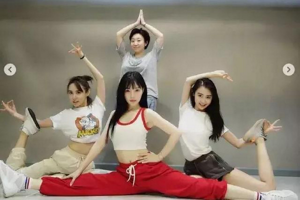 缩略图 | 网红又土味，李小璐的蜜汁审美能扛得起新店吗？