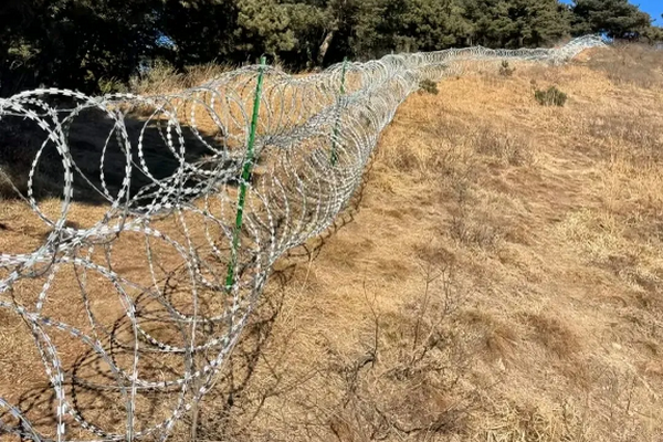 缩略图 | 泰山周边建起135公里刀片铁丝网，景区称是为了驴友的安全！