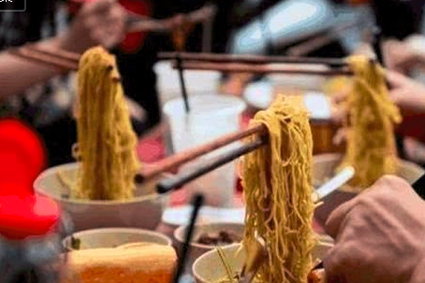 缩略图 | 越南这家“悬浮面”火了！！ 顾客吃完都感觉被智商被侮辱！