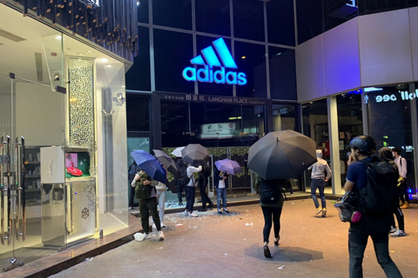 缩略图 | Adidas 刚宣布新代言人是刘亦菲，在香港的店就被暴徒砸了！