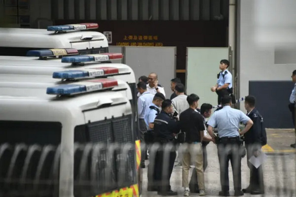 缩略图 | 23岁香港女警在警署内身亡，疑用配枪自杀！