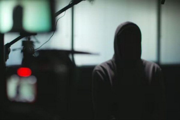 缩略图 | 皮尔逊机场腐败内幕曝光！19岁少女落地香港被捕，面临无期！