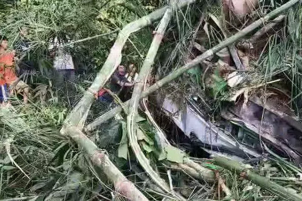 缩略图 | 14死30伤！满载中国游客的旅游大巴滚下山崖，别让出国游成送命游！