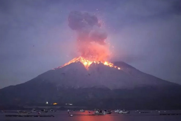 缩略图 | 鹿儿岛樱岛火山爆发，喷烟直冲5000米高空！