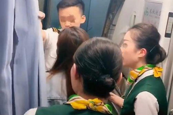 缩略图 | 女儿误机大妈堵舱门 致使飞机延误30分钟