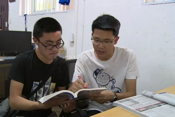 缩略图 | 男孩高考前一天父亲去世：一家四口只剩自己，暑假每天打工14小时挣学费