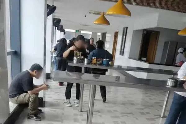 缩略图 | 食堂没凳子，员工只能站着吃饭？公司：学习国外
