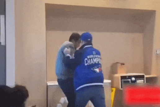 缩略图 | "治安比印度还糟"！印度小哥麦当劳遭白人男子锁喉殴打！