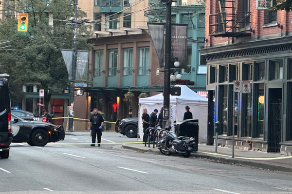 缩略图 | 1死1断手！加拿大繁忙市中心出事：暴徒8分钟无端砍2人，血流满地！